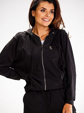 Mikina awama  Mikina voľného strihu s ozdobnými vertikálnymi švami a aplikáciou. Mikina s kovovým zipsom. Vrecká na bokoch.