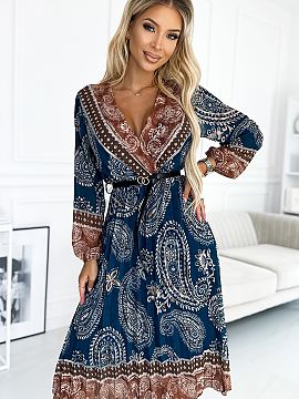 Šaty na deň Numoco  Šifónové plisované midi šaty s výstrihom, dlhými rukávmi a čiernym opaskom. Vzor: modrá s hnedou. Značka numoco basic. Európska 