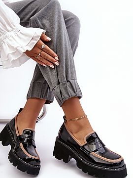 Mokasíny Step in style  Dámske mokasíny boli vyrobené z ekologickej kože. Majú ozdobný remienok s výrezom na prednej strane. Tento model bol osadený na ploc