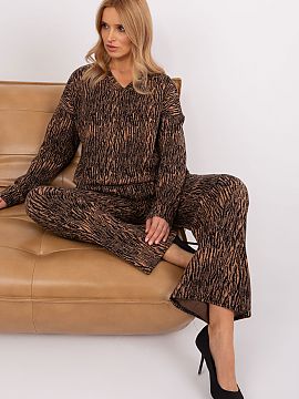 Sada Lakerta  Ležérna dámska súprava pozostávajúca z blúzky a nohavíc.  Voľná blúzka s dlhými rukávmi a výstrihom. Dlhé nohavice so širš�