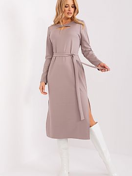 Šaty na deň Lakerta  Tieto elegantné šaty s rovným strihom sú ideálne na rôzne príležitosti. Vďaka klasickému dizajnu sú ideálne na pracovné stretnu