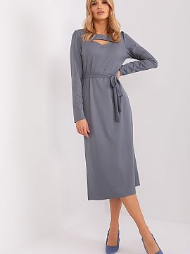 Šaty na deň Lakerta  Tieto elegantné šaty s rovným strihom sú ideálne na rôzne príležitosti. Vďaka klasickému dizajnu sú ideálne na pracovné stretnu