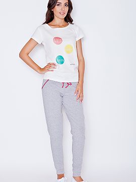 Tepláky Katrus  Šedé tepláky z bavlny so zúženými nohavicami, šnúrkou v páse a bočnými vreckami s kontrastným lemovaním.