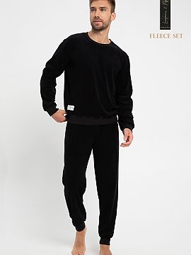 Sada Taro  Pohodlná pánska tepláková súprava z kvalitnej bavlny. Mikina s dlhými rukávmi. Zdobená nášivkou v spodnej časti. Voľné nohavice