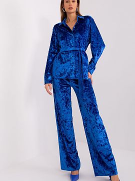 Sada Lakerta  Táto velúrová súprava je synonymom ležérneho pohodlia a štýlu. Košeľa so zapnutými gombíkmi vyžaruje ležérnosť a ľahkosť, 