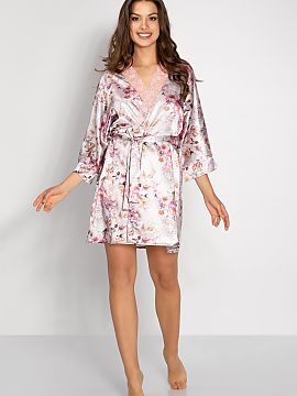 Župan Momenti Per Me  Krátka spodná sukňa ušitá z kvalitného saténu. Rukávy ukončené manžetami. Viazanie v páse. Navrhnuté a ušité v Poľsku. Ideá