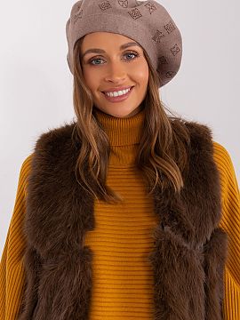 Baret AT  Pletená baretka so zaujímavou kamienkovou aplikáciou.