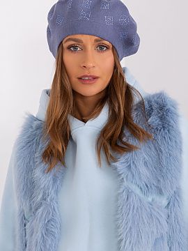 Baret AT  Pletená baretka so zaujímavou kamienkovou aplikáciou.