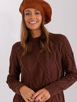 Baret AT  Pletená baretka so zaujímavou kamienkovou aplikáciou.