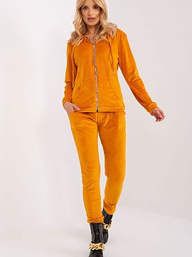 Sada Relevance  Velúrová súprava pozostávajúca z mikiny a dlhých nohavíc. Mikina s dlhými rukávmi a kapucňou, zapínanie na zips. Vrecká na predn