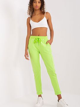 Tepláky Relevance  Tieto tepláky sú harmóniou pohodlia a ležérneho štýlu, ktoré sú ideálne na každý deň. Tieto nohavice dokonale zapadajú do lež