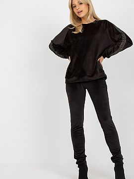 Sada Relevance  Velúrová súprava pozostávajúca z blúzky a dlhých nohavíc. Blúzka s dlhými rukávmi a okrúhlym výstrihom. Dlhé nohavice so šnú