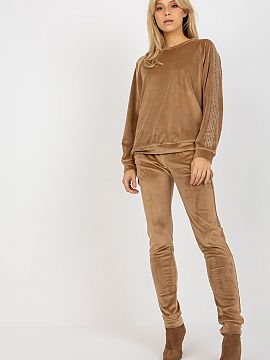 Sada Relevance  Velúrová súprava pozostávajúca z blúzky a dlhých nohavíc. Blúzka s dlhými rukávmi a okrúhlym výstrihom. Dlhé nohavice so šnú