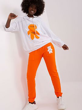 Sada Relevance  Tepláková súprava pozostávajúca z mikiny a nohavíc. Mikina s dlhými rukávmi a okrúhlym výstrihom. Ozdobná potlač medvedíka na p