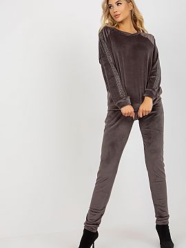 Sada Relevance  Velúrová súprava pozostávajúca z blúzky a dlhých nohavíc. Blúzka s dlhými rukávmi a okrúhlym výstrihom. Dlhé nohavice so šnú
