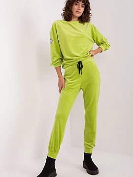 Sada Italy Moda  Táto elegantná a ženská tepláková súprava z velúrovej pleteniny je kombináciou príjemného pohodlia a elegantného štýlu. Mikina