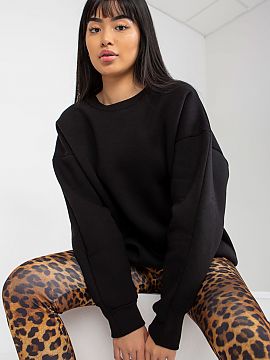 Mikina Relevance  Dámska mikina voľnejšieho strihu z hrejivej bavlny. Blúzka s okrúhlym výstrihom a dlhými rukávmi. Spodná časť a rukávy ukončen�