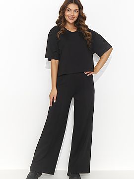 Sada Numinou  Táto štýlová dámska tepláková súprava je kombináciou pohodlia a elegancie. Skladá sa z ležérneho trička s krátkymi rukávmi, k