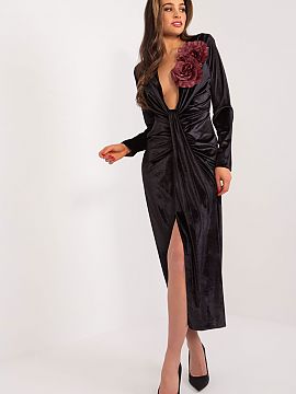 Sukňa na večer Lakerta  Velúrové večerné šaty sú výrazom luxusu a elegancie, ideálne na špeciálne príležitosti. Ich strih je jednoduchý, čo im dodáva