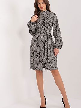 Šaty na deň Lakerta  Vzorované pletené šaty sú ideálnou voľbou pre ženy, ktoré chcú spojiť eleganciu s pohodlím. Vďaka jednoduchému strihu a použit