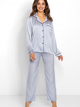 Pyžamo Momenti Per Me  Classic Look je vysokokvalitné dámske pyžamo vyrobené z prvotriedneho saténu, takzvaného Silky Satin, vďaka ktorému poteší svojou 