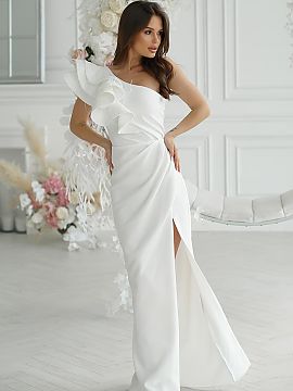 Dlhé šaty Bicotone  Elegantné šaty na jedno rameno s ozdobným perím. Ideálne na špeciálne príležitosti, spájajú moderný štýl s klasickým šarmom.