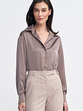 Body Nife  Telo s pravidelným strihom, vyrobené z materiálu s efektom saténu, ktorý dodáva eleganciu a jemný lesk. Má klasický golier a dlhé 