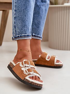 Papuče Step in style  Dámske papuče zahrievané mäkkým kožušinovým materiálom, ktoré zaručujú teplo a pohodlie v chladnejších dňoch. Majú dva nasta