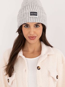 Čiapka Rue Paris  Čiapka, ktorá spája pohodlie a módny dizajn. Je vyrobená z mäkkého akrylu a dokonale sa prispôsobí hlave. Vďaka jednofarebnosti je