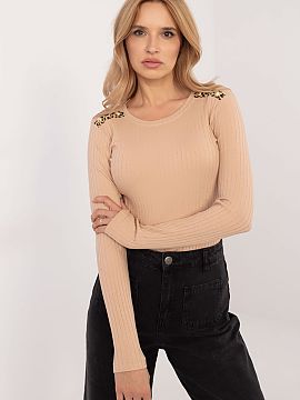 Blúzka Relevance  Prispôsobená blúzka z prúžkovaného materiálu, ideálna na každý deň a do práce, kombinujúca eleganciu s moderným štýlom. Vyro
