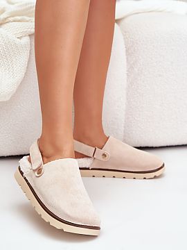 Papuče Step in style  Dámske papuče na platforme z eko-semišu sú štýlovou voľbou na chladné dni. Vnútro zateplené mäkkou jahňacou kožušinou poskytuj