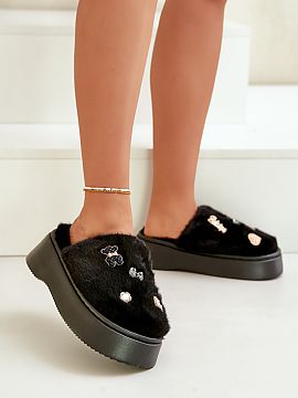 Papuče Step in style  Tieto kožušinové dámske papuče na hrubej podrážke sú dokonalou kombináciou štýlu a pohodlia. Sú vyrobené z mäkkej, príjemnej 