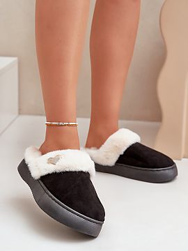 Papuče Step in style  Dámske papuče ideálne na chladnejšie dni. Sú vyrobené z mäkkého kožúška a zdobené roztomilými srdiečkami, takže sa v nich bud