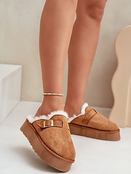 Papuče Step in style  Štýlové dámske papuče na hrubej podrážke sú ideálnou voľbou na chladnejšie dni. Zateplené mäkkou kožušinou poskytujú výnimo