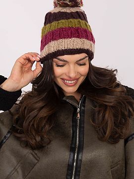 Čiapka AT  Táto roztomilá zimná čiapka je ideálnou voľbou na chladné dni. Vyrobená z mäkkého a teplého materiálu, skvele chráni pred chlad