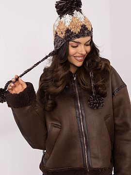 Čiapka AT  Štýlová a funkčná usatá čiapka je skvelou voľbou na zimné dni. Vyrobená z teplého, mäkkého materiálu vynikajúco chráni pred 