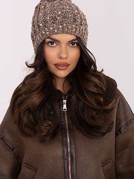 Čiapka AT  Elegantná a štýlová čiapka pre ženy, ktoré chcú spojiť teplotu s elegantným vzhľadom. Vyrobená z mäkkého, teplého materiálu,