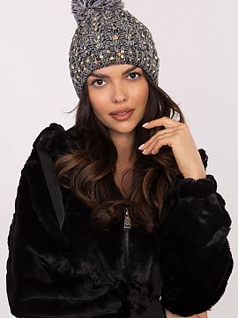 Čiapka AT  Elegantná a štýlová čiapka pre ženy, ktoré chcú spojiť teplo s elegantným vzhľadom. Vyrobená z mäkkého, teplého materiálu, d