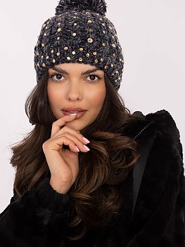 Čiapka AT  Elegantná a štýlová čiapka pre ženy, ktoré chcú spojiť teplý vzhľad s eleganciou. Vyrobena z mäkkého, teplého materiálu, doko