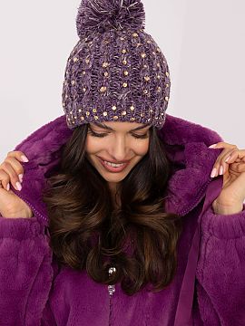 Čiapka AT  Elegantná a štýlová čiapka pre ženy, ktoré chcú spojiť teplo s elegantným vzhľadom. Vyrobená z mäkkého, teplého materiálu, d