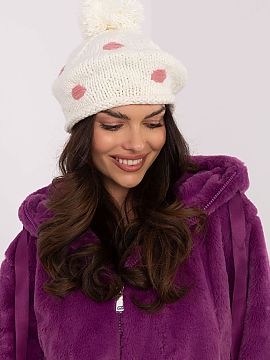 Čiapka AT  Pôvabná a štýlová zimná čiapka, ktorá kombinuje pohodlie a moderný vzhľad. Vyrobená z mäkkého, príjemného na dotyk materiálu