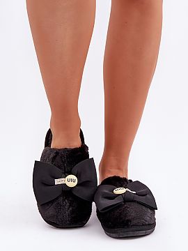 Papuče Step in style  Kožuchové dámske papuče. Model zdobený jemnou, malou brožou, dodávajúcou eleganciu. Stabilizačný pás zozadu nielen zvyšuje pohod