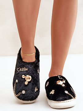 Papuče Step in style  Štýlové dámske futrové papuče s módnymi príveskami sú skvelou voľbou na chladné dni. Vyrobené z mäkkého a teplého materiálu,