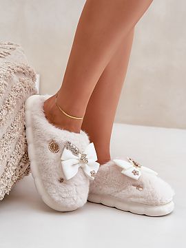 Papuče Step in style  Útulné kožušinové papuče, ktoré kombinujú pohodlie a štýl! Mäkká kožušina obopína nohy, poskytujúc teplo a pohodlie. Ozdobn�