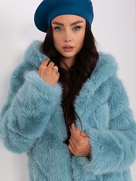 Baret AT  Tento hladký baret je klasika, ktorá dodáva štýl každému outfitu. S jemnou anténkou na vrchole dodáva charizmu a eleganciu. Je to s