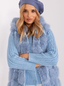 Baret AT  Táto hladká bérovka je klasika, ktorá pridáva štýl každému outfitu. Vybavená jemnou anténkou na vrchole, dodáva charakter a eleg