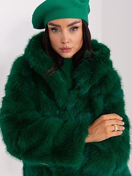 Baret AT  Tento hladký béret je klasika, ktorá pridáva štýl každému outfitu. Vybavený jemnou anténkou na vrchole, dodáva charakter a elegan