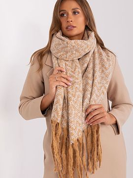 Šál AT  Tento dlhý šál s geometrickým vzorom je skvelým doplnkom do tvojej jeseňo-zimnej šatník. Vyrobený z odolného polyesteru, je nielen