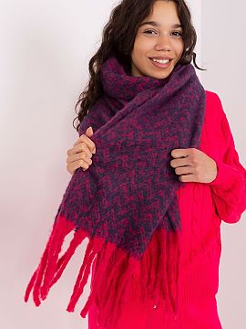 Šál AT  Tento dlhý šál s geometrickým vzorom je skvelým doplnkom do tvojej jeseňo-zimnej šatník. Vyrobený z odolného polyesteru, je nielen