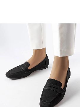 Mokasíny Solea  Elegantné mokasíny Thayerville sú ideálnou voľbou na letné dni. Vyrobené z čiernej ekologickej kože, majú nášľapné zapínanie,